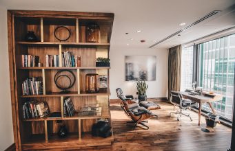 Doğal Zarafetin Evi: Kitaplık, Masif Dresuar ve Masif Kitaplık Seçiminde Estetik ile Dayanıklılığı Buluşturun belminomobilya5